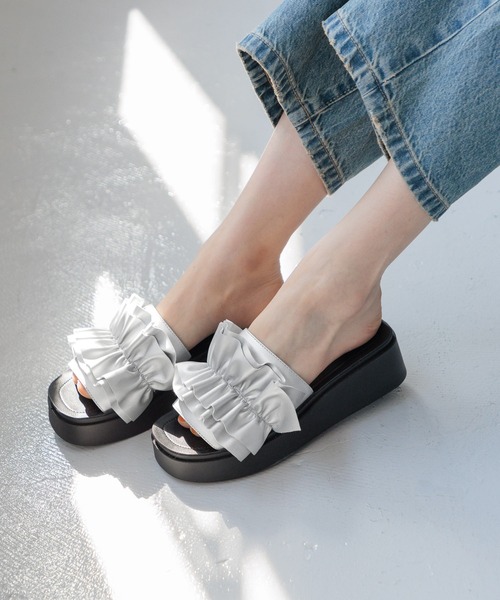 LOWRYS FARM(ローリーズファーム)の「カンドウフィットフリル 105198(サンダル・レディース・ブラック系その他/ブラック/ホワイト/シルバー・LARGE/MEDIUM)」の4枚目の写真