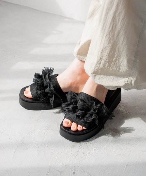 LOWRYS FARM(ローリーズファーム)の「カンドウフィットフリル 105198(サンダル・レディース・ブラック系その他/ブラック/ホワイト/シルバー・LARGE/MEDIUM)」の2枚目の写真