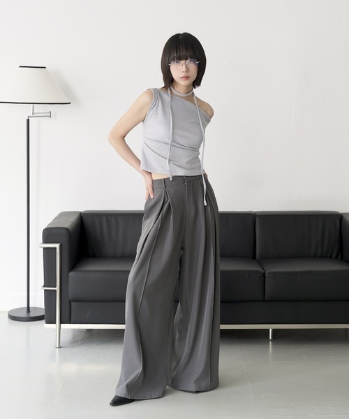 UNE MANSION(ユヌマンション)の「オープンショルダーサイドシャーリングマフラーSETカットソー(Tシャツ/カットソー・レディース・グレー/ブラック/ブルー・FREE)」の4枚目の写真