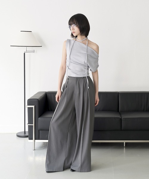 UNE MANSION(ユヌマンション)の「オープンショルダーサイドシャーリングマフラーSETカットソー(Tシャツ/カットソー・レディース・グレー/ブラック/ブルー・FREE)」の5枚目の写真