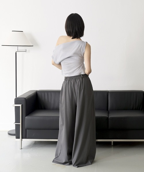 UNE MANSION(ユヌマンション)の「オープンショルダーサイドシャーリングマフラーSETカットソー(Tシャツ/カットソー・レディース・グレー/ブラック/ブルー・FREE)」の6枚目の写真