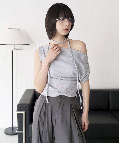 UNE MANSION(ユヌマンション)の「オープンショルダーサイドシャーリングマフラーSETカットソー(Tシャツ/カットソー・レディース・グレー/ブラック/ブルー・FREE)」の7枚目の写真