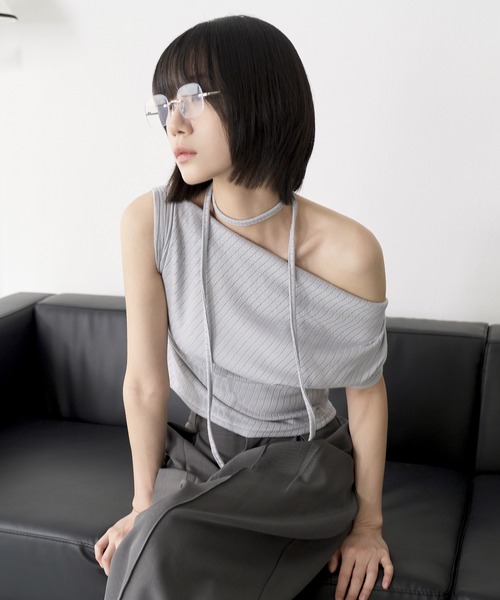 UNE MANSION(ユヌマンション)の「オープンショルダーサイドシャーリングマフラーSETカットソー(Tシャツ/カットソー・レディース・グレー/ブラック/ブルー・FREE)」の9枚目の写真