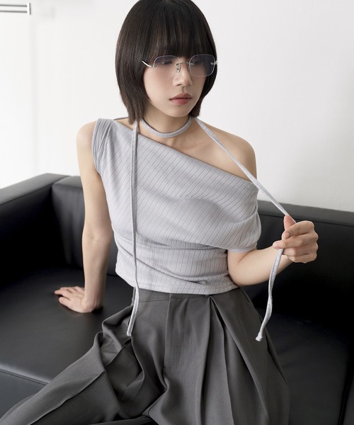 UNE MANSION(ユヌマンション)の「オープンショルダーサイドシャーリングマフラーSETカットソー(Tシャツ/カットソー・レディース・グレー/ブラック/ブルー・FREE)」の10枚目の写真