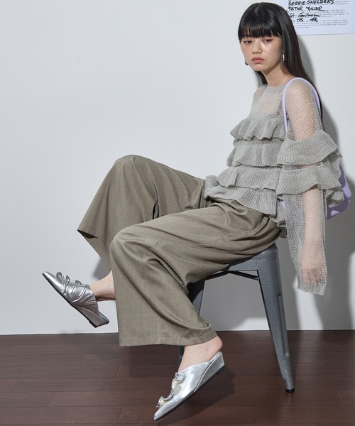 THE YOn(ザヨン)の「フリルギャザーポインテッドトゥミュール(パンプス・レディース・アンティークシルバー/ブラック/シルバー・36/37/38)」の7枚目の写真