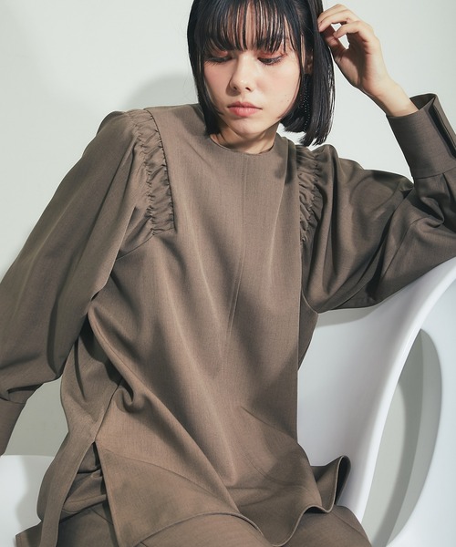 SMILE ORCHID(スマイルオーキッド)の「バックジップ肩ギャザーボリューム袖ブラウス(シャツ/ブラウス・レディース・オフホワイト/ブラウン/ブラック/ネイビー/カーキ・M/S)」の1枚目の写真