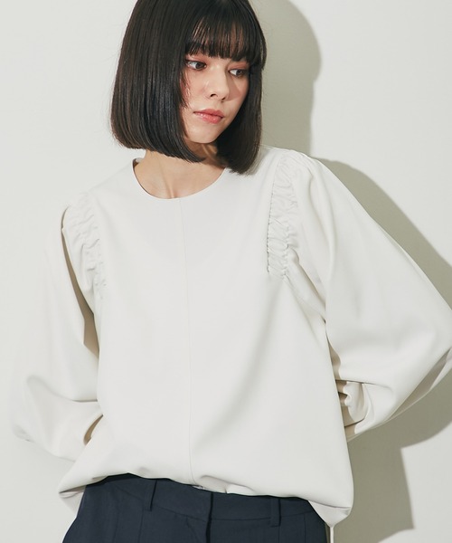 SMILE ORCHID(スマイルオーキッド)の「バックジップ肩ギャザーボリューム袖ブラウス(シャツ/ブラウス・レディース・オフホワイト/ブラウン/ブラック/ネイビー/カーキ・M/S)」の2枚目の写真