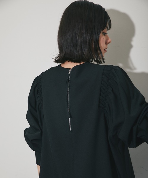 SMILE ORCHID(スマイルオーキッド)の「バックジップ肩ギャザーボリューム袖ブラウス(シャツ/ブラウス・レディース・オフホワイト/ブラウン/ブラック/ネイビー/カーキ・M/S)」の12枚目の写真