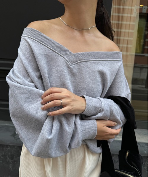 Amiur（エミレ）の「2way off shoulder pullover / 2wayオフショルダープルオーバー（Tシャツ/カットソー・レディース・オフホワイト/グレー/チャコール・FREE）」の2枚目の写真