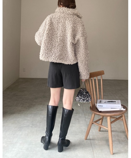 She's Closet（シーズクローゼット）の「スタンドカラーショート丈ジップアッププードルファーボアブルゾンコート（ブルゾン・レディース・アイボリー/グレイッシュベージュ/ブラウン/チャコール・FREE）」の8枚目の写真