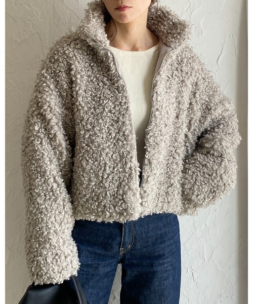 She's Closet（シーズクローゼット）の「スタンドカラーショート丈ジップアッププードルファーボアブルゾンコート（ブルゾン・レディース・アイボリー/グレイッシュベージュ/ブラウン/チャコール・FREE）」の12枚目の写真
