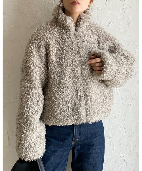 She's Closet（シーズクローゼット）の「スタンドカラーショート丈ジップアッププードルファーボアブルゾンコート（ブルゾン・レディース・アイボリー/グレイッシュベージュ/ブラウン/チャコール・FREE）」の13枚目の写真