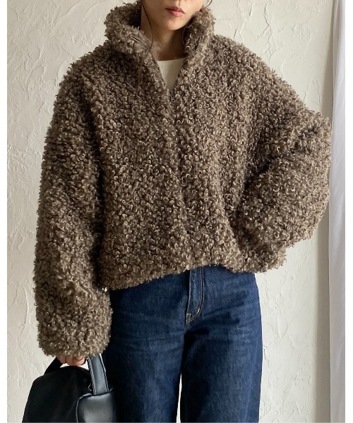 She's Closet（シーズクローゼット）の「スタンドカラーショート丈ジップアッププードルファーボアブルゾンコート（ブルゾン・レディース・アイボリー/グレイッシュベージュ/ブラウン/チャコール・FREE）」の16枚目の写真