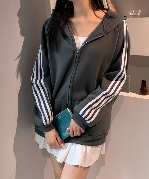 lilful(リルフル)の「【裏起毛】サイドライントラックジャージジップパーカーフーディ(パーカー・レディース・チャコール・L/M)」の13枚目の写真
