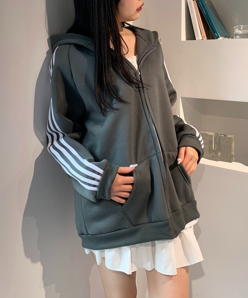 lilful(リルフル)の「【裏起毛】サイドライントラックジャージジップパーカーフーディ(パーカー・レディース・チャコール・L/M)」の5枚目の写真