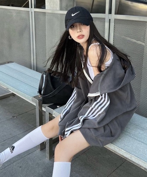lilful(リルフル)の「【裏起毛】サイドライントラックジャージジップパーカーフーディ(パーカー・レディース・チャコール・L/M)」の20枚目の写真