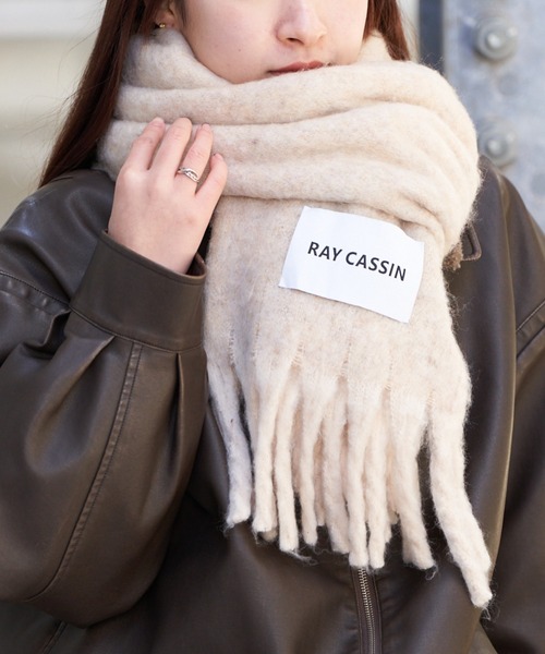 RAY CASSIN(レイカズン)の「デカネームボリュームマフラー(マフラー・レディース・アイボリー/ブラック/ブルー/レッド/ブルー系その他2・FREE)」の1枚目の写真