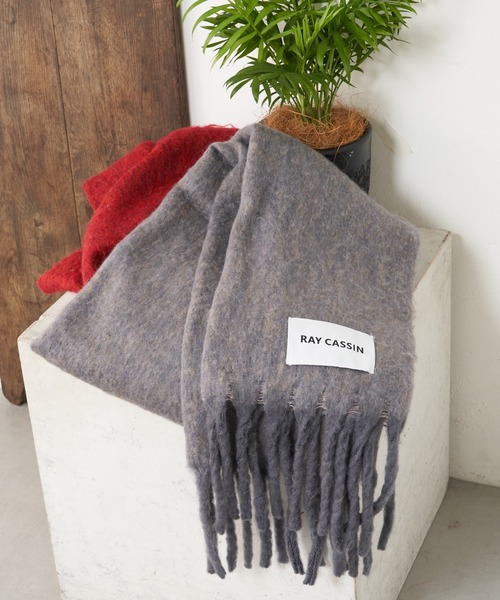 RAY CASSIN(レイカズン)の「デカネームボリュームマフラー(マフラー・レディース・アイボリー/ブラック/ブルー/レッド/ブルー系その他2・FREE)」の4枚目の写真