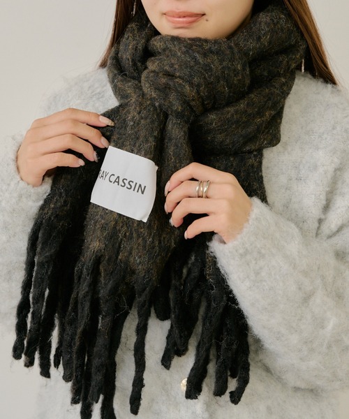 RAY CASSIN(レイカズン)の「デカネームボリュームマフラー(マフラー・レディース・アイボリー/ブラック/ブルー/レッド/ブルー系その他2・FREE)」の2枚目の写真