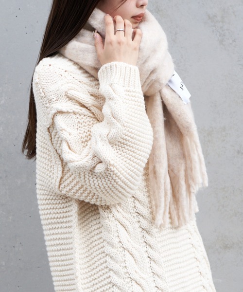 RAY CASSIN(レイカズン)の「デカネームボリュームマフラー(マフラー・レディース・アイボリー/ブラック/ブルー/レッド/ブルー系その他2・FREE)」の8枚目の写真