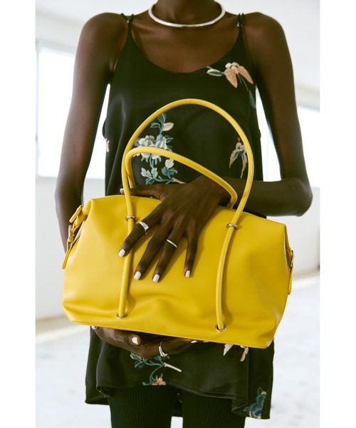 un/neu（アンノイ）の「2WAYナローハンドルスクエアボストン / ペットボトル収納可能 / ショルダーバッグ（ボストンバッグ・レディース・ブラック/イエロー/ブラウン・FREE）」の3枚目の写真