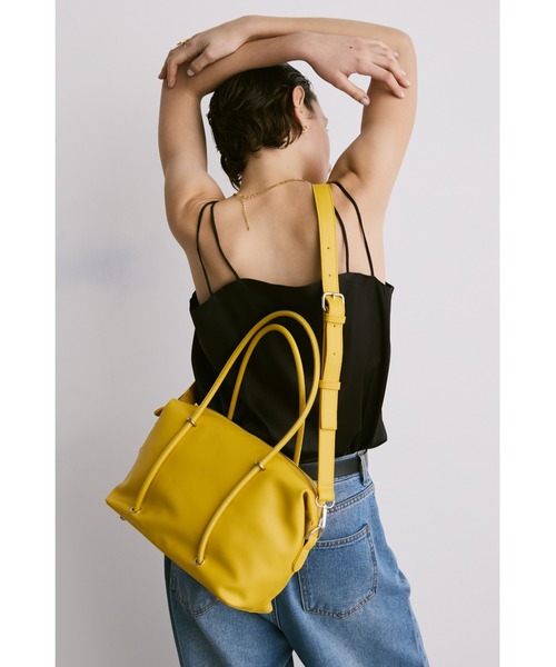 un/neu（アンノイ）の「2WAYナローハンドルスクエアボストン / ペットボトル収納可能 / ショルダーバッグ（ボストンバッグ・レディース・ブラック/イエロー/ブラウン・FREE）」の14枚目の写真