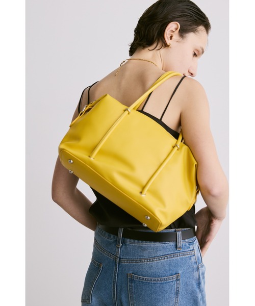 un/neu（アンノイ）の「2WAYナローハンドルスクエアボストン / ペットボトル収納可能 / ショルダーバッグ（ボストンバッグ・レディース・ブラック/イエロー/ブラウン・FREE）」の4枚目の写真