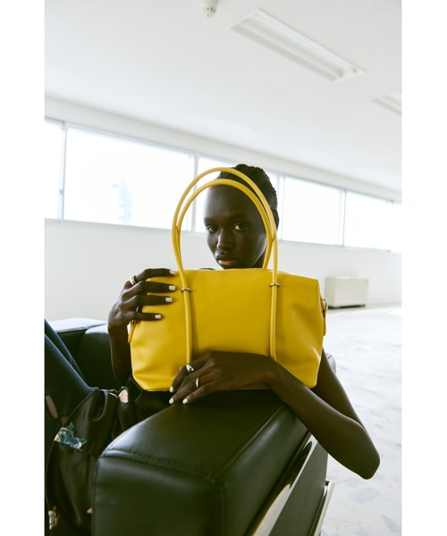 un/neu（アンノイ）の「2WAYナローハンドルスクエアボストン / ペットボトル収納可能 / ショルダーバッグ（ボストンバッグ・レディース・ブラック/イエロー/ブラウン・FREE）」の19枚目の写真