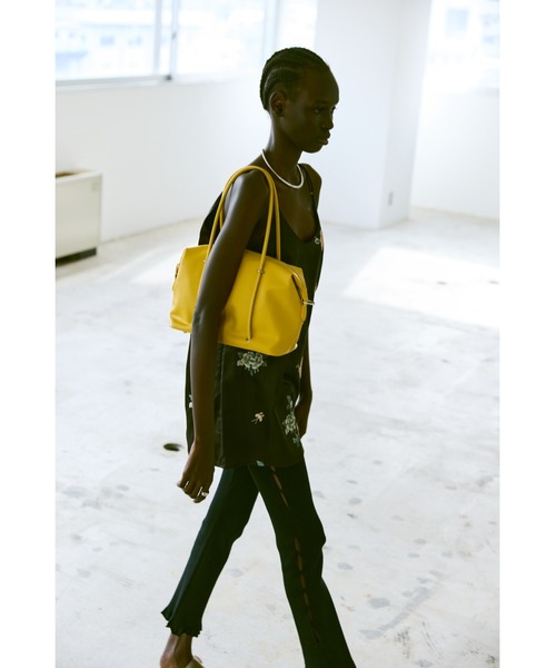 un/neu（アンノイ）の「2WAYナローハンドルスクエアボストン / ペットボトル収納可能 / ショルダーバッグ（ボストンバッグ・レディース・ブラック/イエロー/ブラウン・FREE）」の22枚目の写真