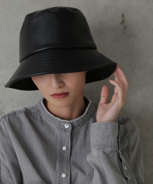 ROSE BUD(ローズバッド)の「フェイクレザーバケットハット(ハット・レディース・ホワイト/ブラック・ONE SIZE)」の1枚目の写真