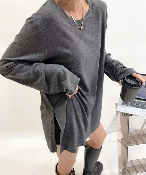 aimoha(アイモハ)の「サイドボタンラウンドネックトップス(Tシャツ/カットソー・レディース・ブラック/ホワイト/ダークグレー/チョコ・FREE)」の1枚目の写真