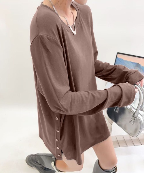 aimoha(アイモハ)の「サイドボタンラウンドネックトップス(Tシャツ/カットソー・レディース・ブラック/ホワイト/ダークグレー/チョコ・FREE)」の6枚目の写真