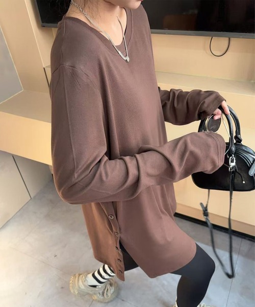 aimoha(アイモハ)の「サイドボタンラウンドネックトップス(Tシャツ/カットソー・レディース・ブラック/ホワイト/ダークグレー/チョコ・FREE)」の9枚目の写真