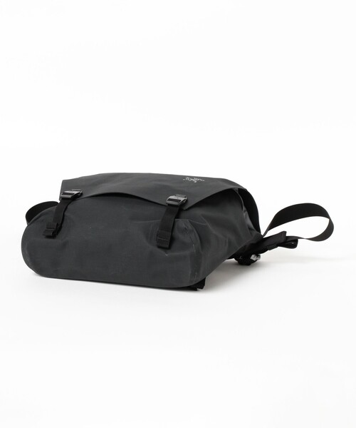 BEAMS（ビームス）の「【EXCLUSIVE】ARC’TERYX / Granville 10 Courier Bag Black（ショルダーバッグ・メンズ・ブラック・ONE SIZE）」の4枚目の写真