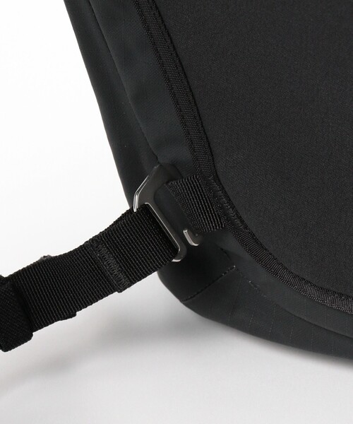 BEAMS（ビームス）の「【EXCLUSIVE】ARC’TERYX / Granville 10 Courier Bag Black（ショルダーバッグ・メンズ・ブラック・ONE SIZE）」の8枚目の写真