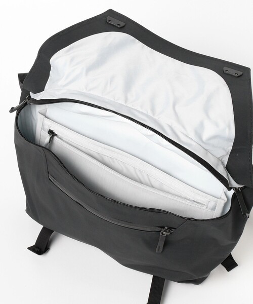 BEAMS（ビームス）の「【EXCLUSIVE】ARC’TERYX / Granville 10 Courier Bag Black（ショルダーバッグ・メンズ・ブラック・ONE SIZE）」の9枚目の写真