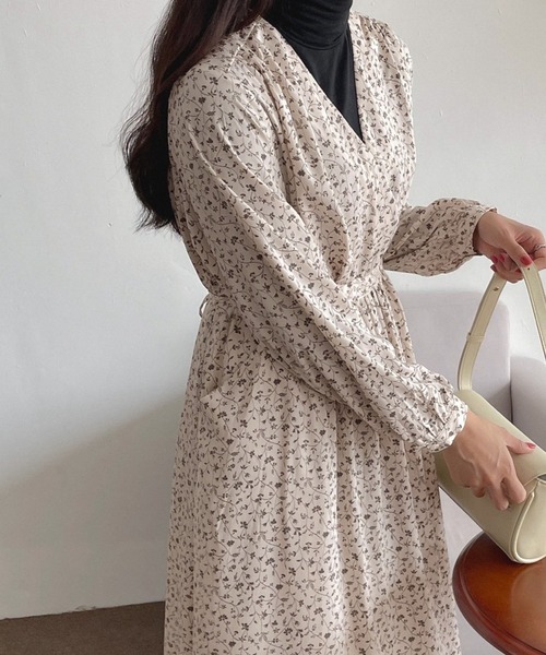 Kuroba(クロバ)の「小花柄カシュクール長袖ロングワンピース(ワンピース・レディース・ベージュ/グレー・FREE)」の15枚目の写真