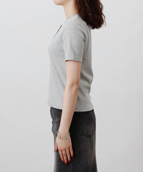 COLONY 2139（コロニートゥーワンスリーナイン）の「ヘンリーネックテレコハーフスリーブTシャツ（Tシャツ/カットソー・レディース・グレー/オフホワイト/ブラック・FREE）」の4枚目の写真