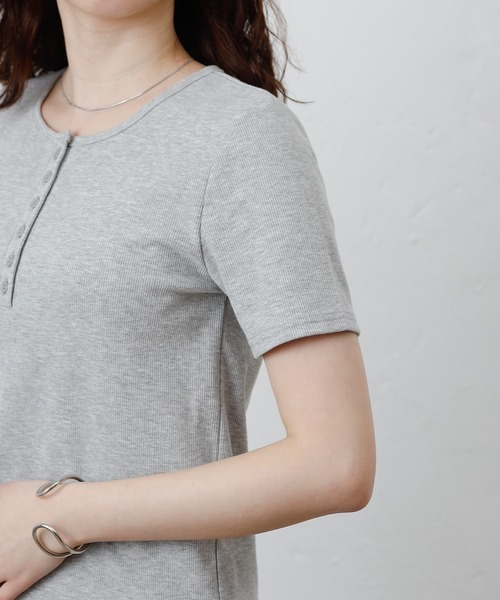 COLONY 2139（コロニートゥーワンスリーナイン）の「ヘンリーネックテレコハーフスリーブTシャツ（Tシャツ/カットソー・レディース・グレー/オフホワイト/ブラック・FREE）」の12枚目の写真