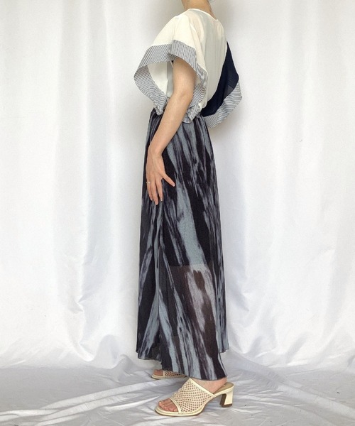 Q(キュー)の「ウェーブシフォンブラウス(シャツ/ブラウス・レディース・ホワイト/ネイビー・MEDIUM)」の3枚目の写真