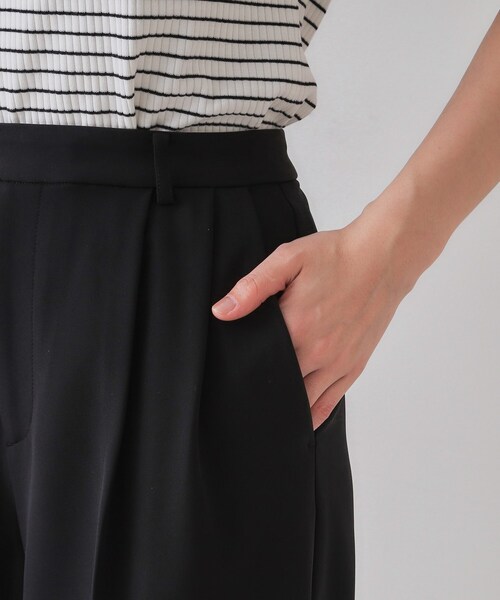 OPAQUE.CLIP（オペークドットクリップ）の「ストレッチタックワイドパンツ【洗濯機洗い可】（その他パンツ・レディース・ホワイト/ブラック・42/40/38）」の18枚目の写真