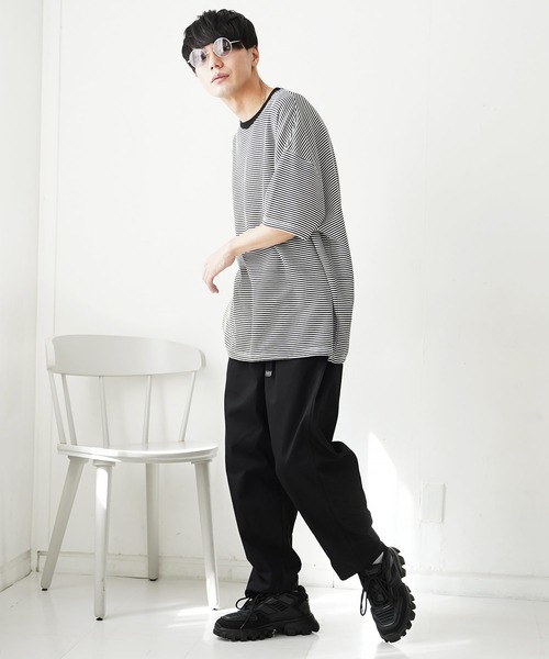 En serio TOKYO(エンソリオトーキョー)の「TRポンチビックシルエットTシャツ(Tシャツ/カットソー・メンズ・ホワイト×ブラック/ブラック/ブルーグレー/ブラウン系その他/その他/グレー/チャコールグレー/ダークグリーン/ベージュ/ネイビー/ホワイト/ブラウン・MEDIUM/LARGE/X-LARGE)」の16枚目の写真