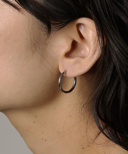 ORLEAN(オルレアン)の「【ORLEAN】 シンプルフープピアス 太さ2.0mm(ピアス(両耳用)・レディース・シルバー系6/シルバー系7/シルバー系2/シルバー系4/シルバー/シルバー系5/シルバー系3/シルバー系1/ゴールド系4/ゴールド系7/ゴールド系2/ゴールド/ゴールド系6/ゴールド系5/ゴールド系1/ゴールド系3・フリー)」の3枚目の写真