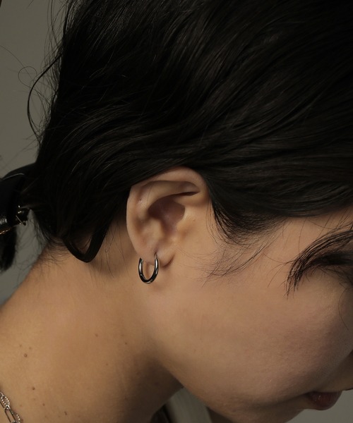 ORLEAN(オルレアン)の「【ORLEAN】 シンプルフープピアス 太さ2.0mm(ピアス(両耳用)・レディース・シルバー系6/シルバー系7/シルバー系2/シルバー系4/シルバー/シルバー系5/シルバー系3/シルバー系1/ゴールド系4/ゴールド系7/ゴールド系2/ゴールド/ゴールド系6/ゴールド系5/ゴールド系1/ゴールド系3・フリー)」の5枚目の写真
