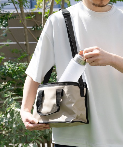 LAKOLE（ラコレ）の「ターポリン保冷バッグ(S) / 327861（アウトドアグッズ・レディース・ネイビー/ブラック/ベージュ・FREE）」の4枚目の写真