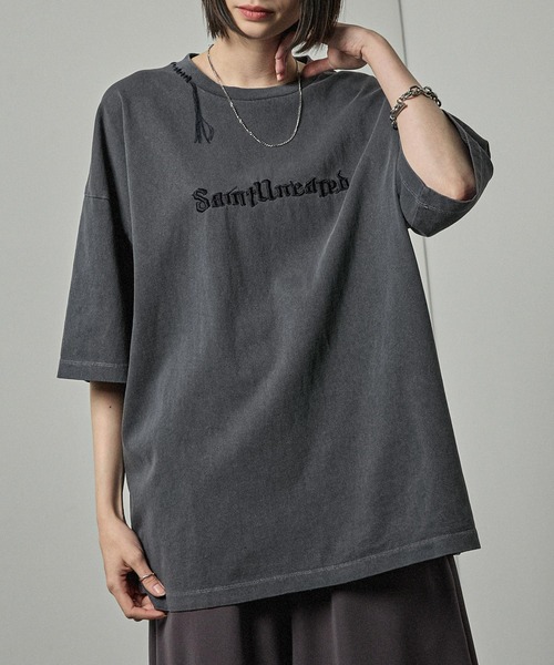 Alfred Alex(アルフレッドアレックス)の「【Alfred Alex】ヴィンテージ加工ピグメントハンドステッチロゴ刺繍Tシャツ(Tシャツ/カットソー・メンズ・ワインレッド/ブラック/グレイッシュブルー・M/L)」の3枚目の写真