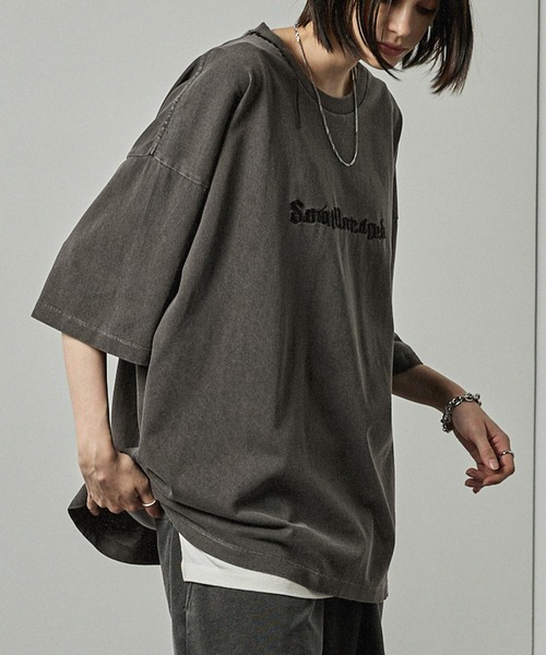 Alfred Alex(アルフレッドアレックス)の「【Alfred Alex】ヴィンテージ加工ピグメントハンドステッチロゴ刺繍Tシャツ(Tシャツ/カットソー・メンズ・ワインレッド/ブラック/グレイッシュブルー・M/L)」の2枚目の写真