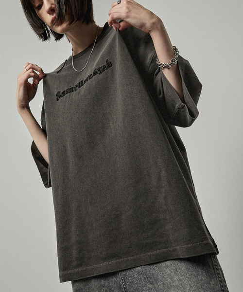 Alfred Alex(アルフレッドアレックス)の「【Alfred Alex】ヴィンテージ加工ピグメントハンドステッチロゴ刺繍Tシャツ(Tシャツ/カットソー・メンズ・ワインレッド/ブラック/グレイッシュブルー・M/L)」の9枚目の写真