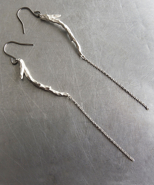 SCALA（スカラ）の「【SCALA/スカラ】TWIG枝垂れピアス/made in JAPAN（日本製）（ピアス（両耳用）・レディース・アンティークシルバー/ゴールド/アンティークゴールド・FREE）」の3枚目の写真