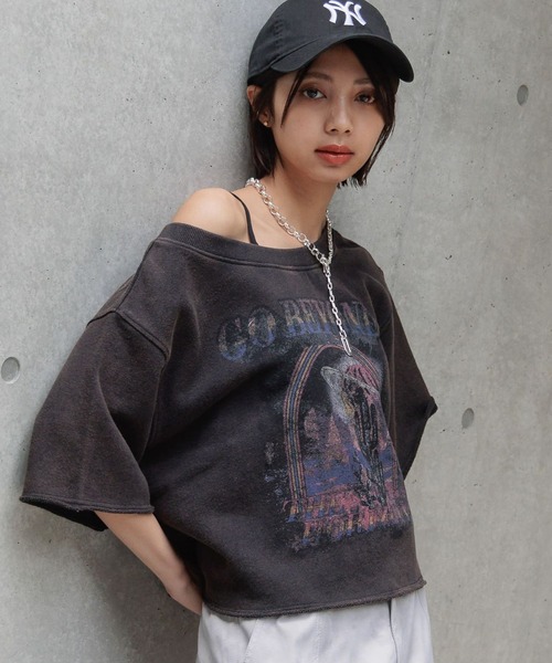 PAGEBOY(ページボーイ)の「ルーズネックミニウラケロックTシャツ(Tシャツ/カットソー・レディース・チャコールグレー/ベージュ系その他/グリーン系その他2・FREE)」の2枚目の写真